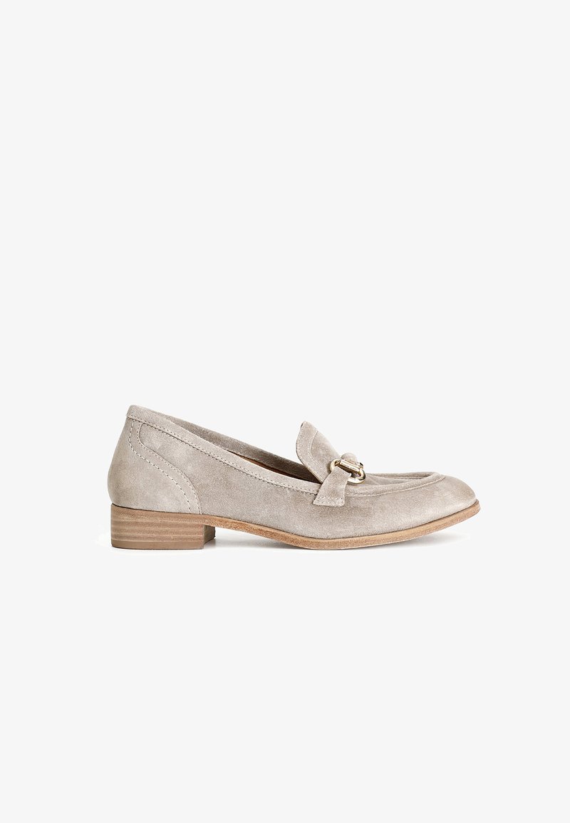 Vaaleanharmaa nubuk loafer, jossa on pieni lohkolatti, koristeellinen kaari ja kultasävyiset yksityiskohdat. Sujuva pinta ja vähäiset ompeleet.