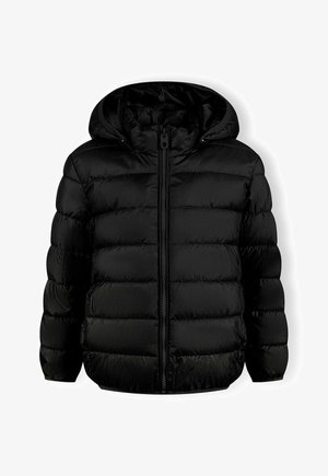 Giacca a vento nera con cappuccio, chiusura con zip e motivo a righe orizzontali. Realizzata in un tessuto lucido e leggero con una texture liscia.