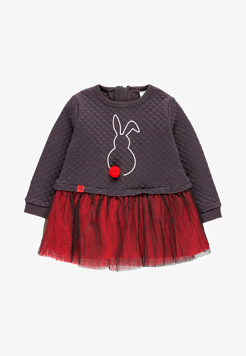 Długi rękaw, pikowana bluzka w ciemnoszarym kolorze z białym konturem królika i akcentem w postaci czerwonego pompona; warstwowa spódnica z czerwonego tiulu z czarną podszewką.