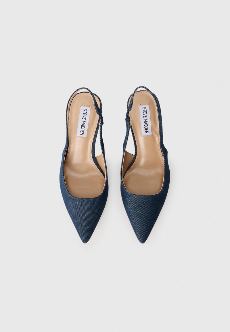 Talons slingback en denim avec un design à bout pointu, dotés d'une semelle intérieure beige et d'une sangle arrière transparente pour le soutien et le style.