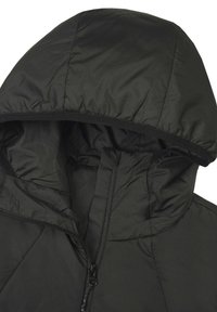 Giacca nera imbottita con cappuccio e zip frontale parzialmente aperta, mostrando l'imbottitura interna e la texture del tessuto.