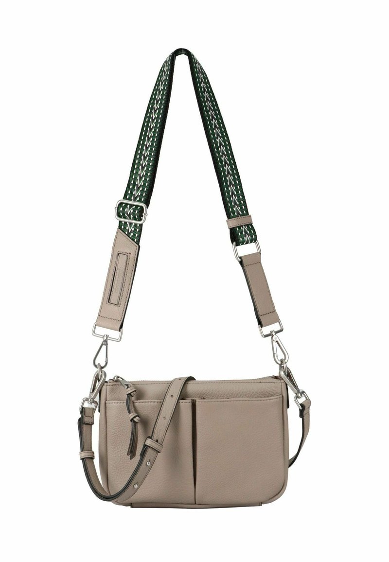 Bolso bandolera de cuero beige con dos bolsillos frontales, correa de hombro ajustable con estampado verde y herrajes de metal plateado.