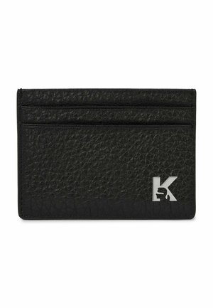 Čierny textúrovaný kožený držiak na karty s dvoma hornými priehradkami na karty a strieborným "K" logom v pravom dolnom rohu.