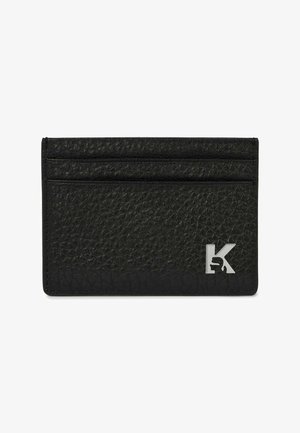 Czarny teksturowany skórzany wizytownik z dwoma górnymi przegródkami na karty i srebrnym logo "K" w dolnym prawym rogu.