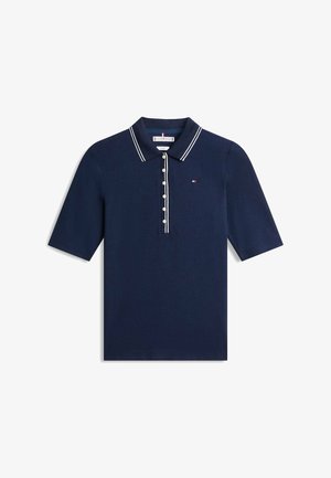 Granatowa koszulka polo z krótkim rękawem, białymi guzikami, kołnierzykiem w białe paski oraz małym logo Tommy Hilfiger na piersi.