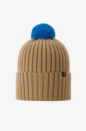 Beige Strickmütze mit vertikaler Rippstruktur, versehen mit einem blauen Pompon oben und einem kleinen schwarzen Logopatch an der Seite.