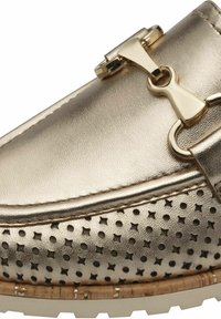 Metallisch goldenes Leder-Schuhwerk mit durchbrochenem Design und kreisförmigen Ausschnitten. Verfügt über eine runde dekorative Schnalle und eine strukturierte Sohle.