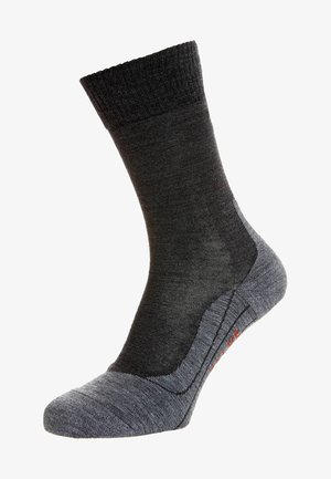 Grau Socke mit gerippter Oberseite, verstärktem Fersen- und Zehenbereich sowie einem glatten Fußbett. Verfügt über ein kontrastierendes rotes Logo an der Seite.