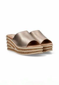 Sandalias de cuña metálicas beige con una parte superior suave, punta abierta, plantilla de corcho en capas y detalles blancos en los bordes.