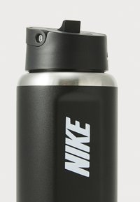 Sort rustfrit stål vandflaske med mat finish, udstyret med et aftageligt sort låg og hvid "NIKE" logo på siden.