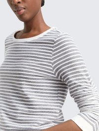 Camisa de manga larga a rayas grises y blancas con un escote amplio y tejido texturizado. Tiene puños acanalados y un corte relajado.