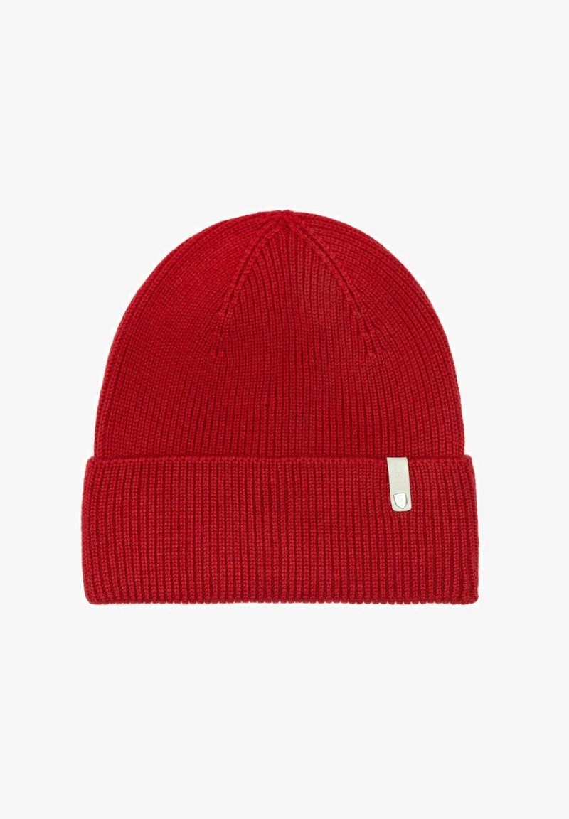 Czerwona dzianinowa czapka z prążkowaną fakturą i podwiniętym mankietem. Z boku znajduje się mały srebrny akcent. Zwężający się ku górze kształt.