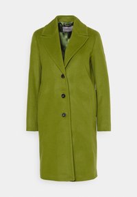 Grüner Wollmantel mit klassischem Reverskragen, einreihiger Knopfleiste mit vier schwarzen Knöpfen und zwei Seitentaschen. Glatte Textur und taillierte Passform.