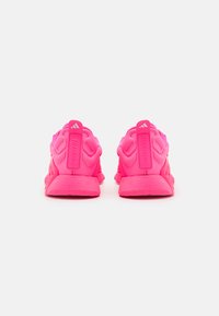 Scarpe sportive rosa con tomaia testurizzata, collarino imbottito e design senza lacci. Presentano un tallone rinforzato e suola in gomma per una buona aderenza.