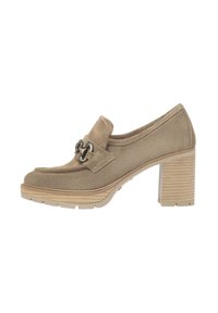 Zapato de tacón alto de ante beige que presenta una punta redondeada, una tira decorativa con un acento metálico y un tacón bloque texturizado.