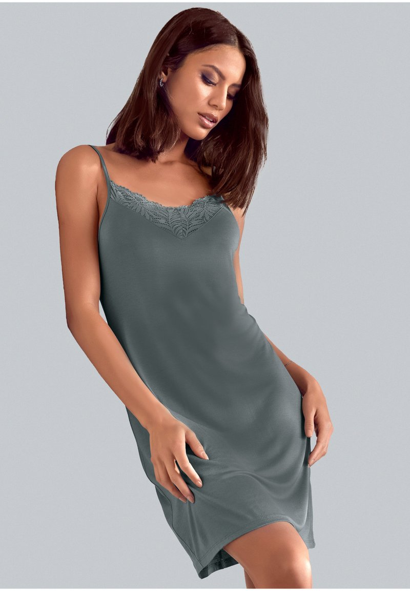 Siva kamizola za spanje z čipkastim robom na vratnem izrezu. Ima tanke naramnice in gladko, tekočo tkanino. Dolžina do sredine stegna.