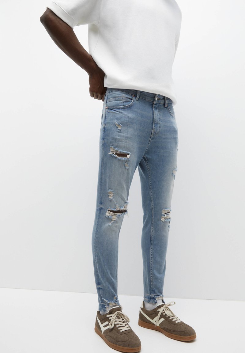 PULL&BEAR RIPPED CARROT FIT Jeans Tapered Fit light blue denim