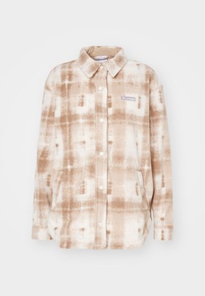 Giacca camicia in pile con motivo a quadri marrone e bianco. Caratterizzata da un colletto, chiusura con bottoni, due tasche frontali e logo sul petto.