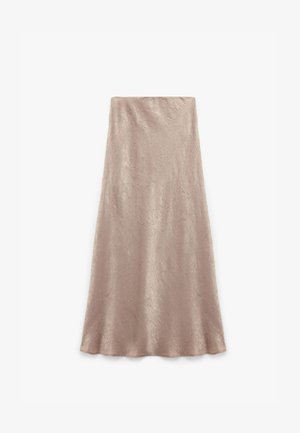 Ein langer, fließender Rock in einem hellen Taubenton, der aus einem strukturierten Stoff mit subtilen Mustern und einem breiten Saum für einen sanften Fall besteht.