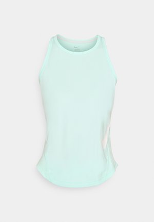Camiseta atlética verde menta con un diseño ajustado. Presenta un escote redondeado, estilo de espalda nadadora y sutileza en los recortes laterales para ventilación.