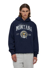 Granatowy hoodie z kapturem z grafiką tekstu "Great Falls Montana" oraz emblematem. Posiada przednią kieszeń i ściągacze przy rękawach; wykonany z teksturowanego materiału.