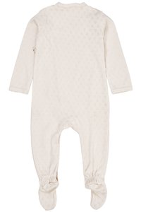 Salopetă pentru bebeluși de culoare crem, cu mâneci lungi, decolteu rotund, model texturat în formă de diamant și manșete cu volanase. Design cu picioare pentru căldură.