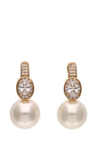 Goldohrringe mit großen runden Perlen, die jeweils mit einem ovalen klaren Edelstein und kleineren klaren Steinen umrandet sind.