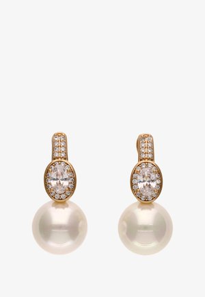 Złote kolczyki z dużymi okrągłymi perłami, każda z nich ozdobiona owalnym przezroczystym kamieniem otoczonym mniejszymi przezroczystymi kamieniami.