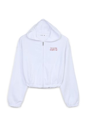 Felpa corta bianca realizzata in tessuto morbido, con zip frontale, cappuccio e due tasche frontali. Il testo rosso recita "Io=Le cose semplici mai."