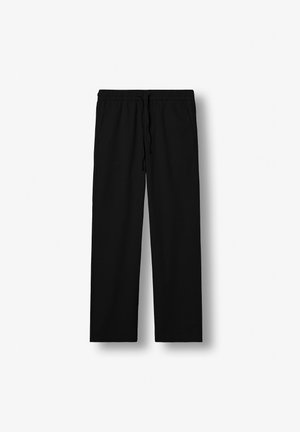 Fekete egyenes szárú nadrág rugalmas derékpánttal és húzózsinórral, oldalzsebekkel, fehér háttérrel.