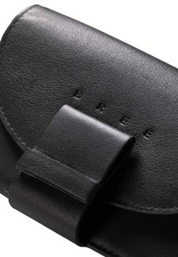 Cartera de cuero negra con textura suave, solapa plegable y letras en relieve que forman la palabra "BREE". Cuenta con un broche para cierre.