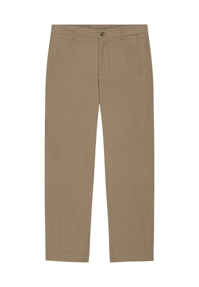 Chino beige à coupe droite avec fermeture devant par bouton et zip, passants pour ceinture et poches latérales, présenté sur fond blanc.