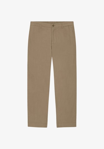 Chino beige à coupe droite avec fermeture devant par bouton et zip, passants pour ceinture et poches latérales, présenté sur fond blanc.