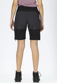 Svarta och mörkgrå shorts med en åtsittande design, zip-fickor, en texturerad midja och en något glansig finish.