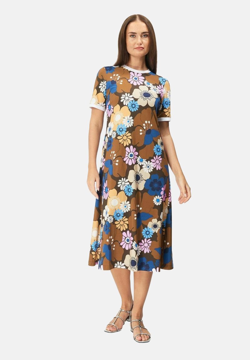 Ruskean kukkakuosiset mekko lyhyillä hihansuilla, jossa on monivärisiä kukkia sinisessä, vaaleanpunaisessa ja kermassa. Pehmeä kangas ja polvipituinen malli.