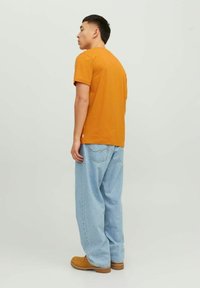 Jack & Jones JJE TEE  O-NECK  - Basic T-shirt - desert sun