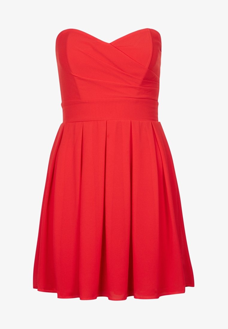 Vestido rojo sin tirantes con un corsé ajustado, falda plisada y una tela suave y elástica. Diseño simplista sin adornos ni herrajes.