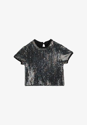 Zwart cropped top met korte mouwen bedekt met glanzende zilveren pailletten en een kleine knoopsluiting bij de achterkant van de hals.