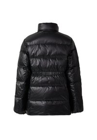 Melna pūkainā jaka ar augstu apkakli, elastīgu jostasvietu un kvadrātiem šūtu dizainu, izgatavota no spīdīga, viegla materiāla.