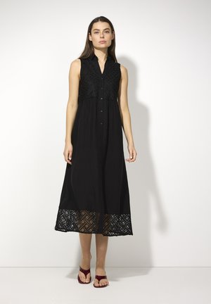 Robe noire sans manches avec un corsage texturé, une fermeture à boutons sur le devant et une finition en dentelle en bas. Le tissu est doux avec une silhouette fluide.