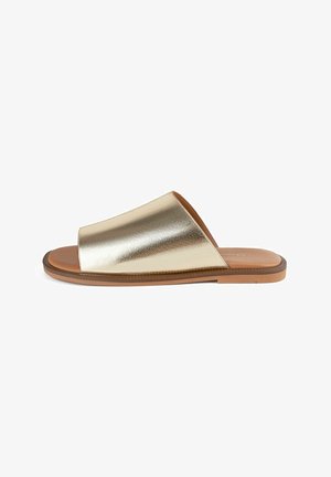 Zlaté skluzné sandály s širokým metalickým páskem a hnědou gumovou podrážkou. Mají hladký povrch a otevřenou špičku.