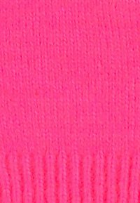Tissu tricoté rose vif avec une texture douce, présentant un motif en côtes le long du bord inférieur, offrant un intérêt visuel et tactile.