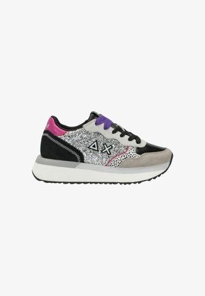Sneakers con una toma nera, accenti in suede grigio, pannelli laterali glitterati argentati e lacci viola. Presenta una suola intermedia bianca spessa e una suola nera.
