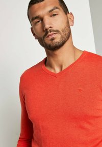 TOM TAILOR V NECK  - Strickpullover - valiant red melange