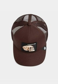 Braune Trucker-Kappe mit Netzrückseite, vorne ein rechteckiges Patch mit einem Totenkopf-Motiv und dem Schriftzug "CANCELLED".