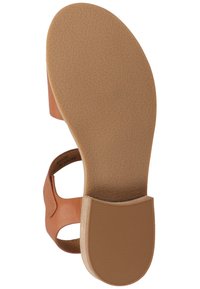 Sandalia de cuero marrón con una suela de goma suave y texturizada. Cuenta con una tira ancha y un tacón bajo y cuadrado para mayor comodidad y estabilidad.
