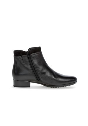 Bottine en cuir noir avec une fermeture éclair sur le côté, orteil arrondi, talon bas carré, et accents en suede doux en haut. Texture lisse sur l'ensemble.