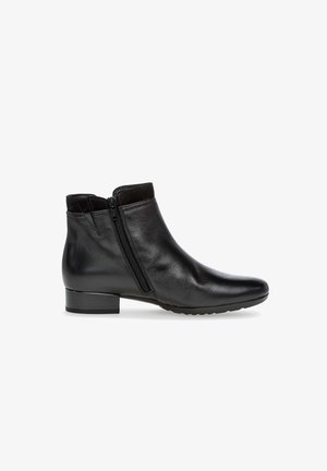 Stivale alla caviglia in pelle nera con cerniera laterale, punta rotonda, tacco basso a blocco e morbidi dettagli in suede nella parte superiore. Texture liscia in tutto il suo insieme.