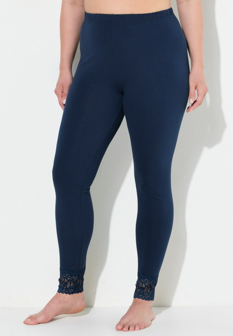 Námořnické legíny vyrobené z měkké tkaniny, s krajkovým lemem na spodním okraji. Elastický pas poskytuje pohodlné nošení. Hladká textura po celé ploše.