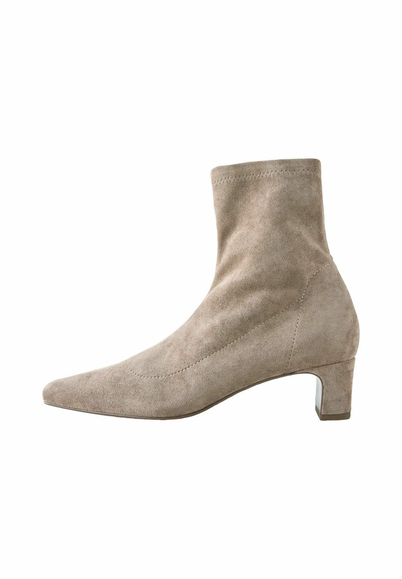 Beige mokasīni ar norādītu purngala formu, minimāla šuvju detaļas un mērena kvadrāta papēža augstums. Gluda tekstūra ar elegantu siluetu.